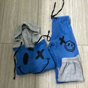 Love junkie smiley sweat set in a kids size large.